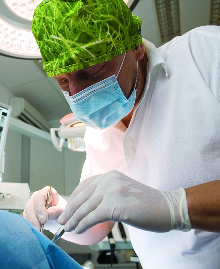 Zahvat u operacijskoj sali klinike Ortoimplant Dental Spa